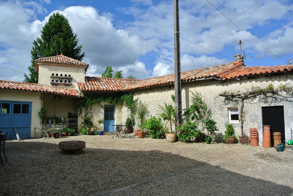 Chez Sarrazin Brossac Exterior foto